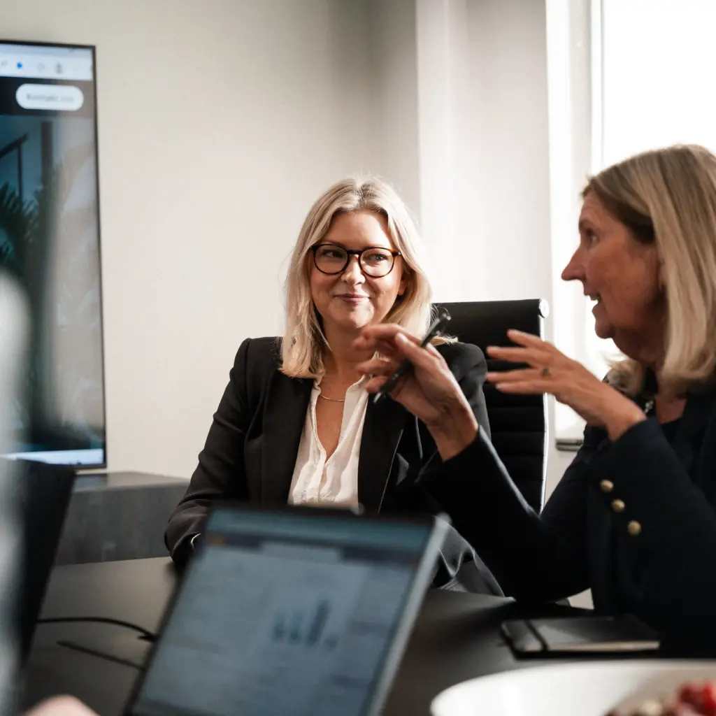 Ansatte i Keystones snakker sammen i et møte