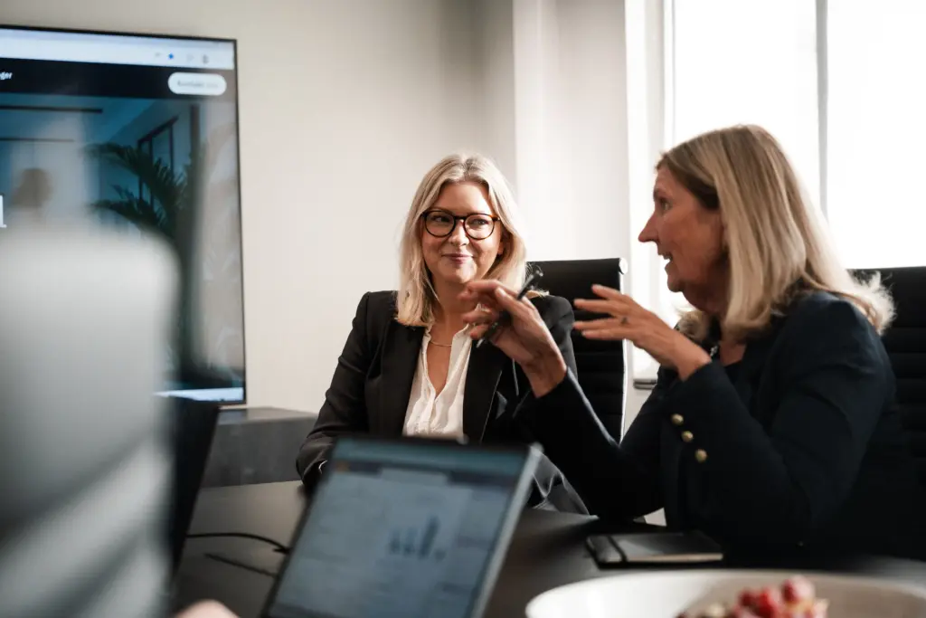 Ansatte i Keystones snakker sammen i et møte