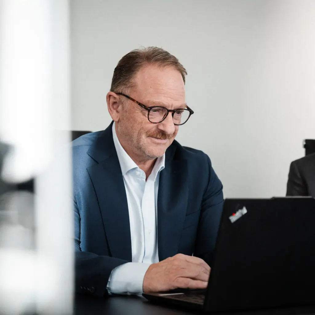 Ansatte i Keystones sitter i et møte