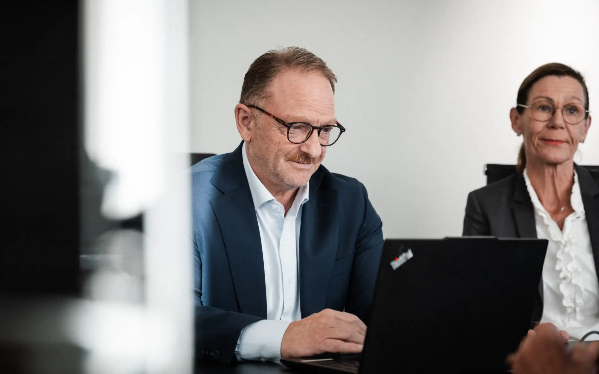 Ansatte i Keystones sitter i et møte