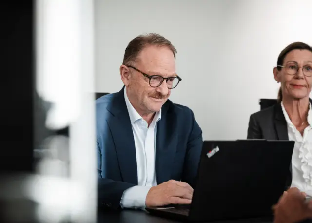 Ansatte i Keystones sitter i et møte