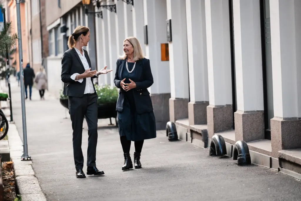 Ansatte i Keystones snakker sammen langs gaten