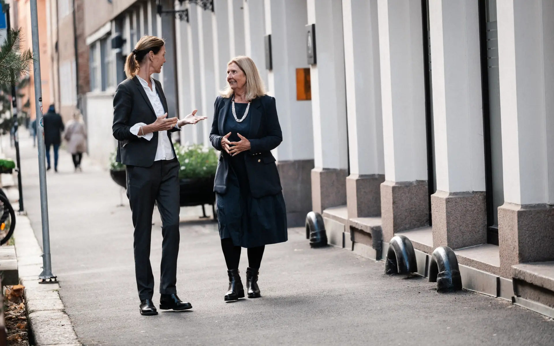 Ansatte i Keystones snakker sammen langs gaten