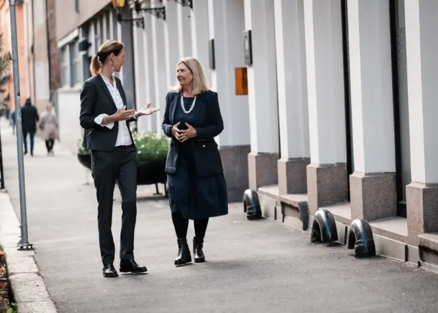 Ansatte i Keystones snakker sammen langs gaten