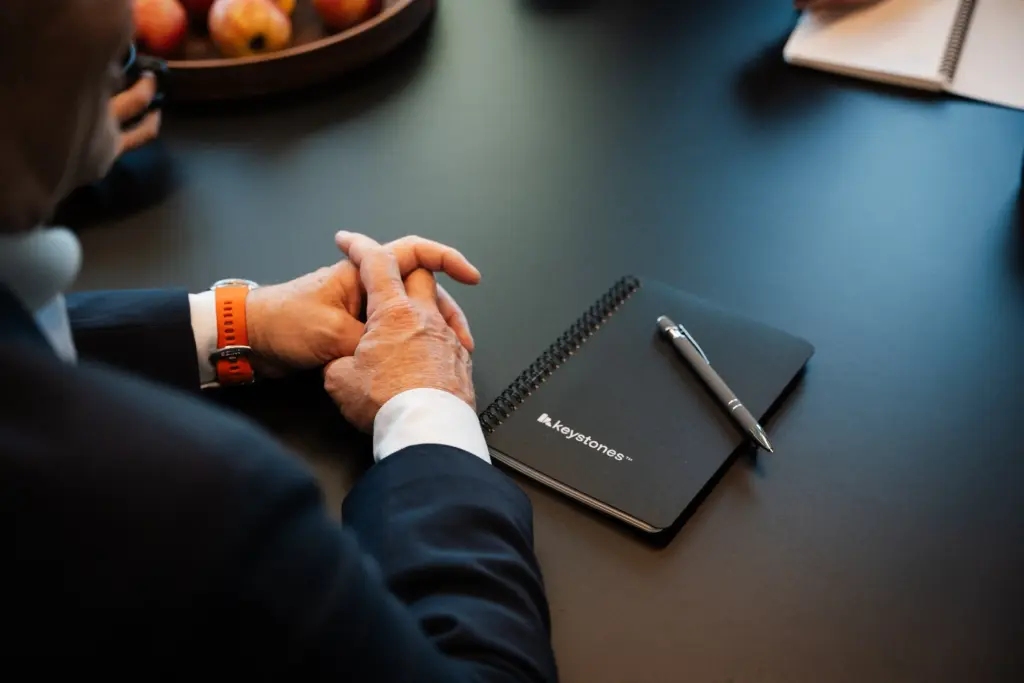 En notatblogg med Keystones sin logo ligger på bordet