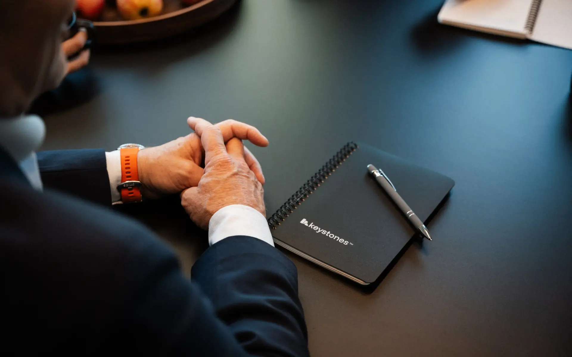 En notatblogg med Keystones sin logo ligger på bordet