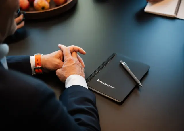 En notatblogg med Keystones sin logo ligger på bordet