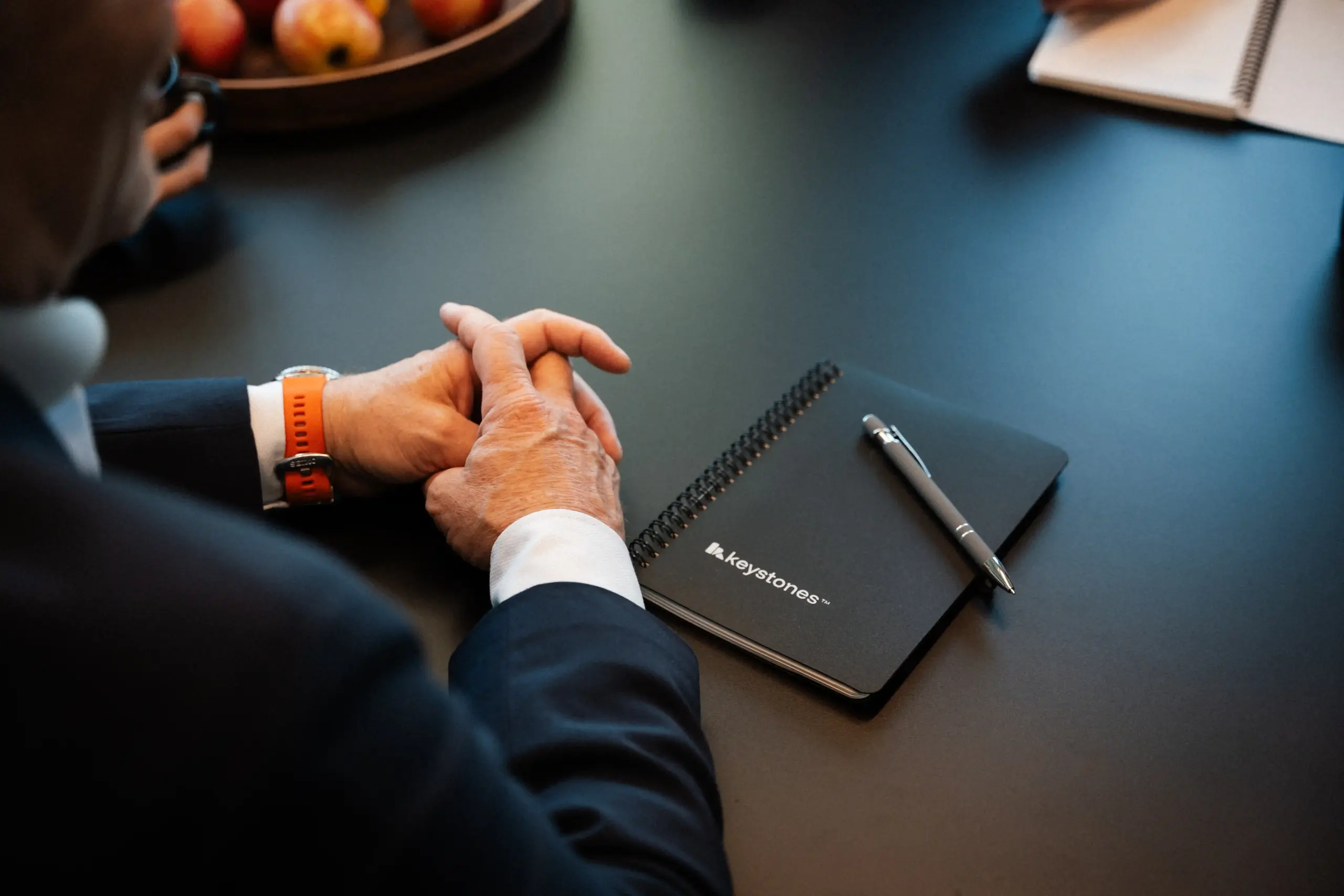 En notatblogg med Keystones sin logo ligger på bordet