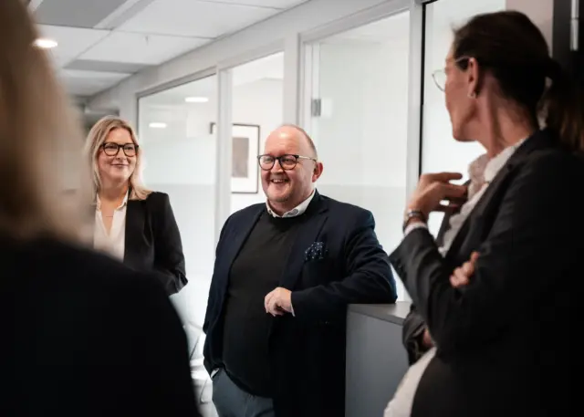 Ansatte i Keystones snakker sammen