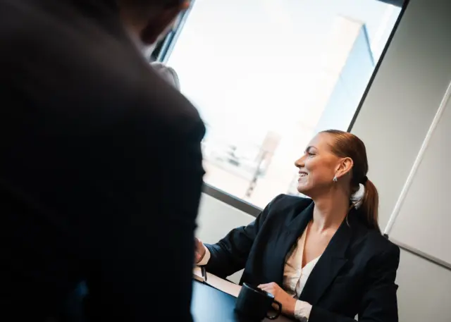 Ansatt i Keystones sitter i et møte