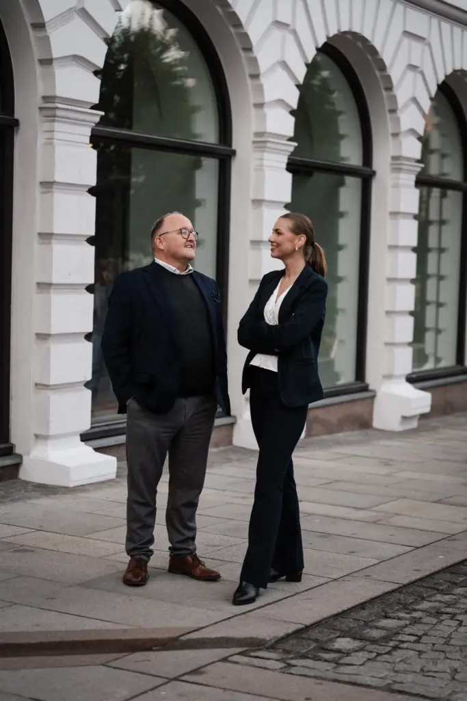 To ansatte i Keystones står ute og snakker sammen