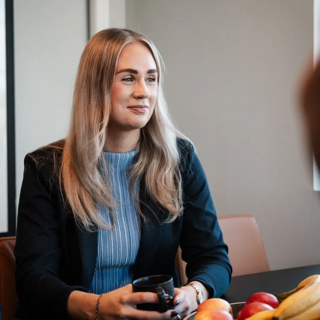 Ansatt i Keystones sitter i et møte