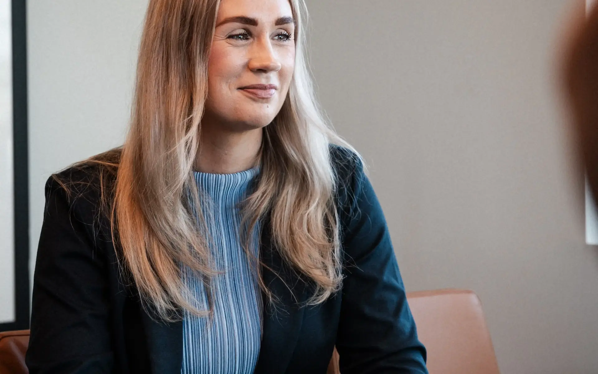 Ansatt i Keystones sitter i et møte