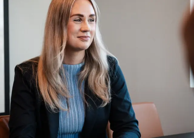 Ansatt i Keystones sitter i et møte