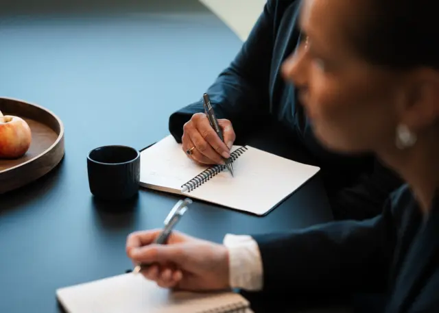 Ansatte i Keystones tar notater