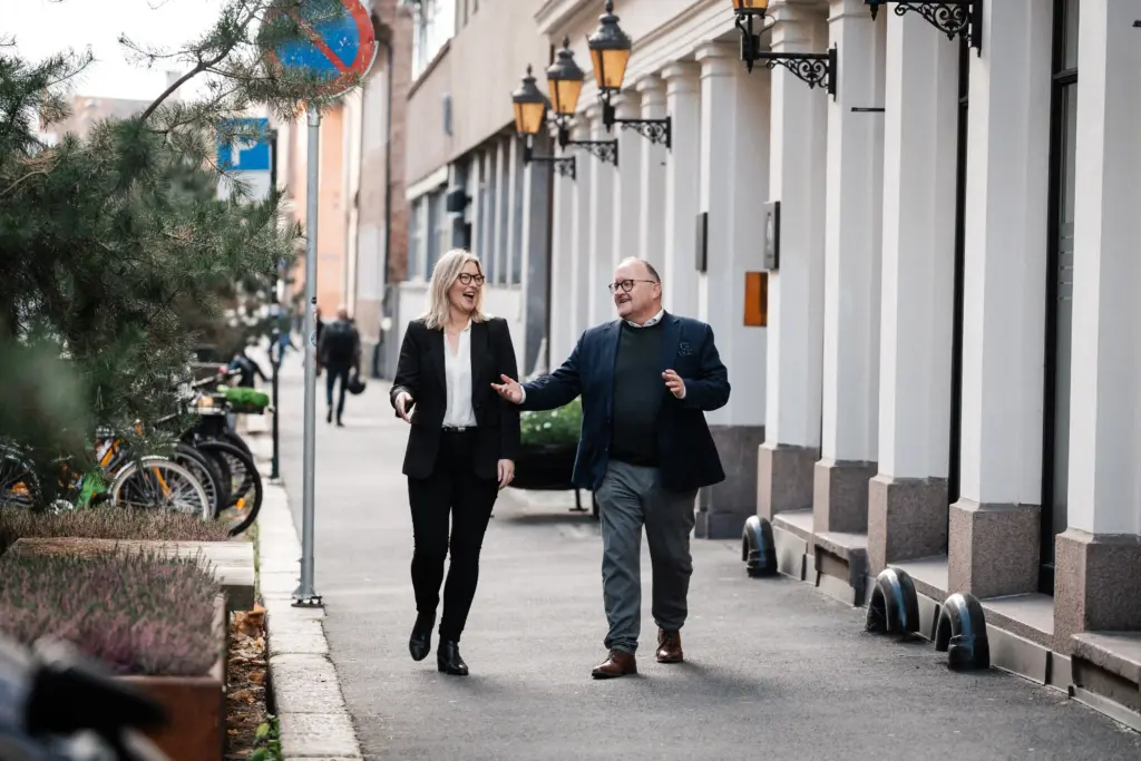 To ansatte i Keystones går langs gaten og snakker sammen