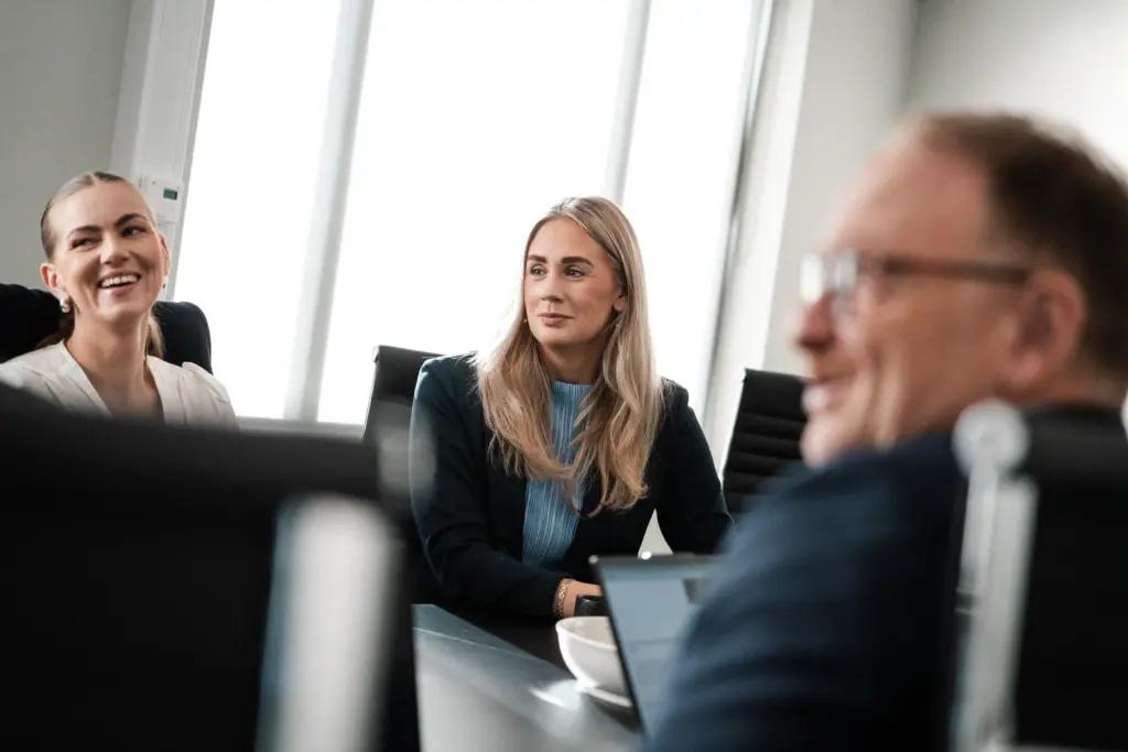 Ansatte i Keystones sitter i et møte
