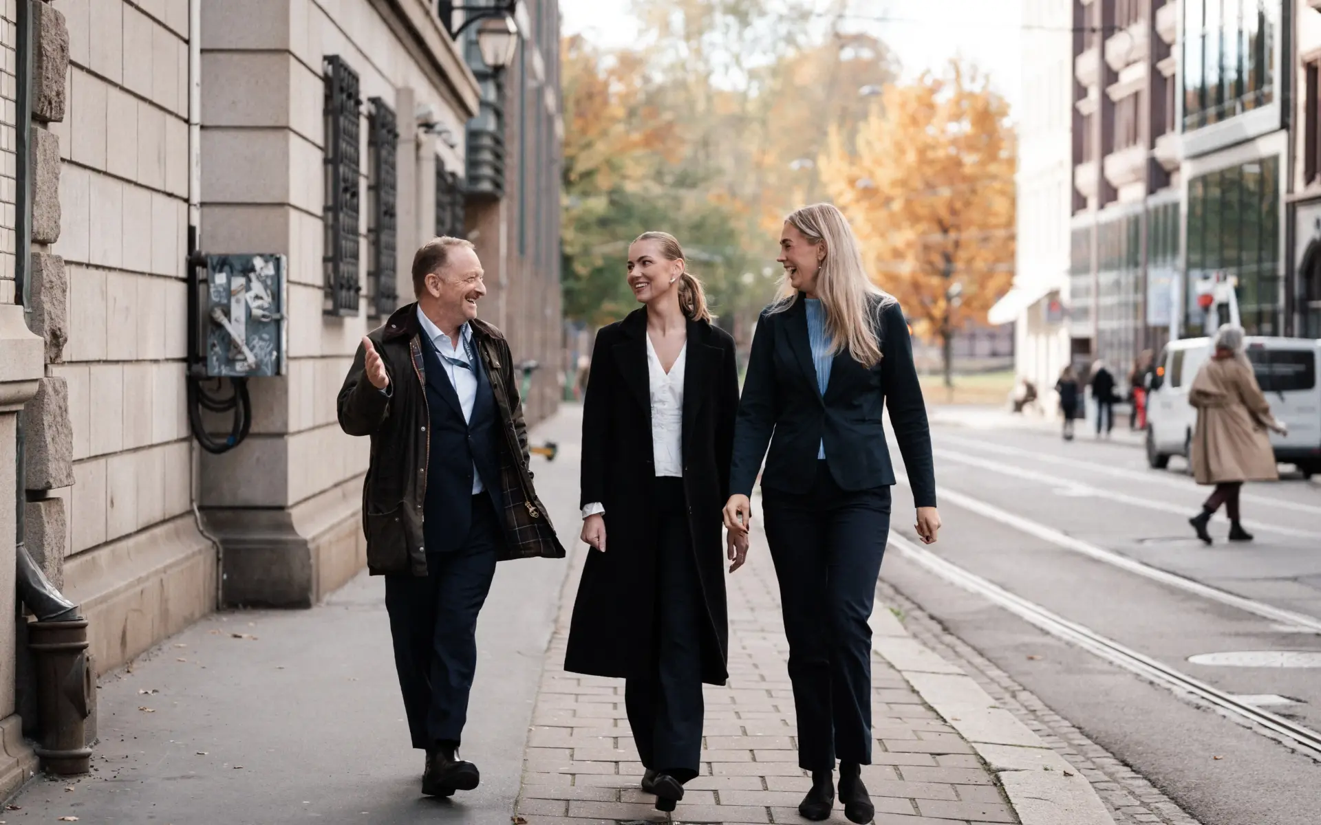 Ansatte i Keystones snakker sammen langs gaten