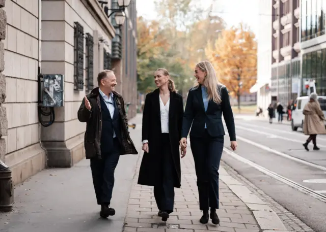 Ansatte i Keystones snakker sammen langs gaten
