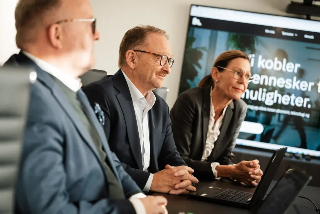 Ansatte i Keystones sitter i et møte