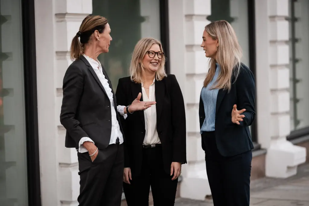 Tre ansatte i Keystones snakker sammen